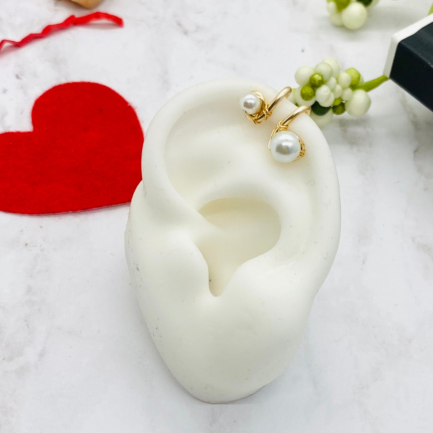 Ear cuff, Pearl ear cuff, ear cuff no pierced, cartilage earrings ,cartilage hoop, gold ear cuff, double band ear cuff