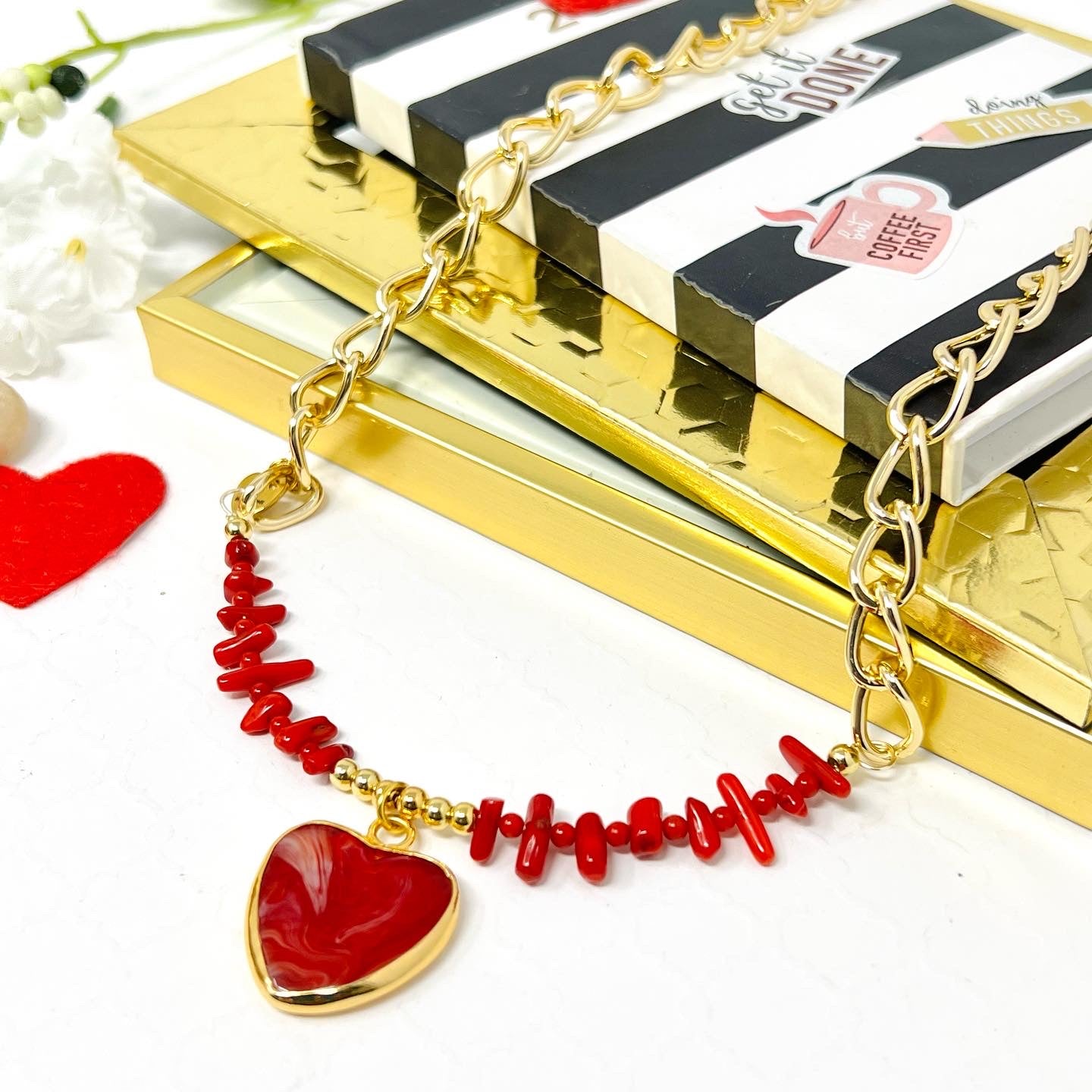 Choker Necklace In Crushed Stone With Golden Chain in Rhodium