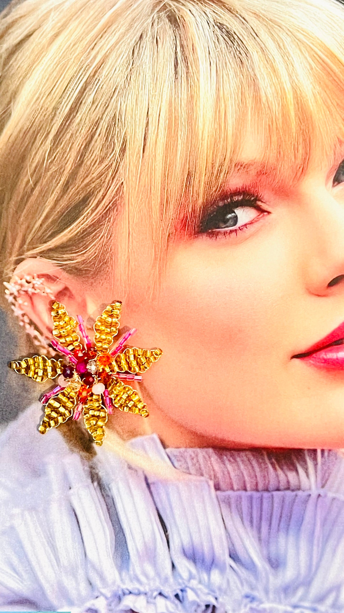 Flower earrings embroidered in Czech beads