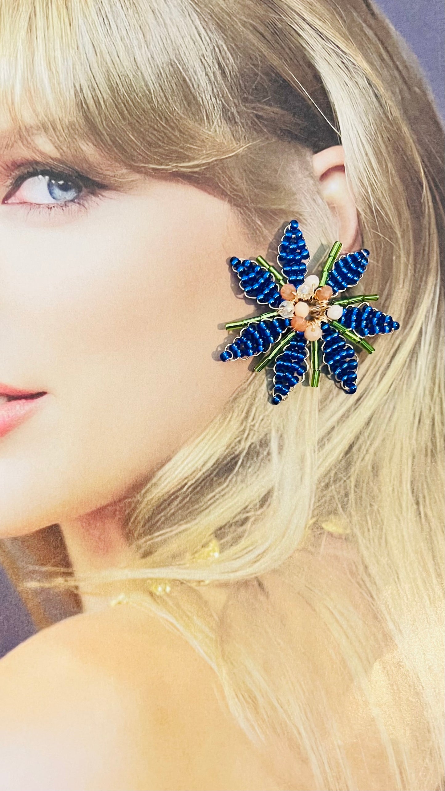 Flower earrings embroidered in Czech beads