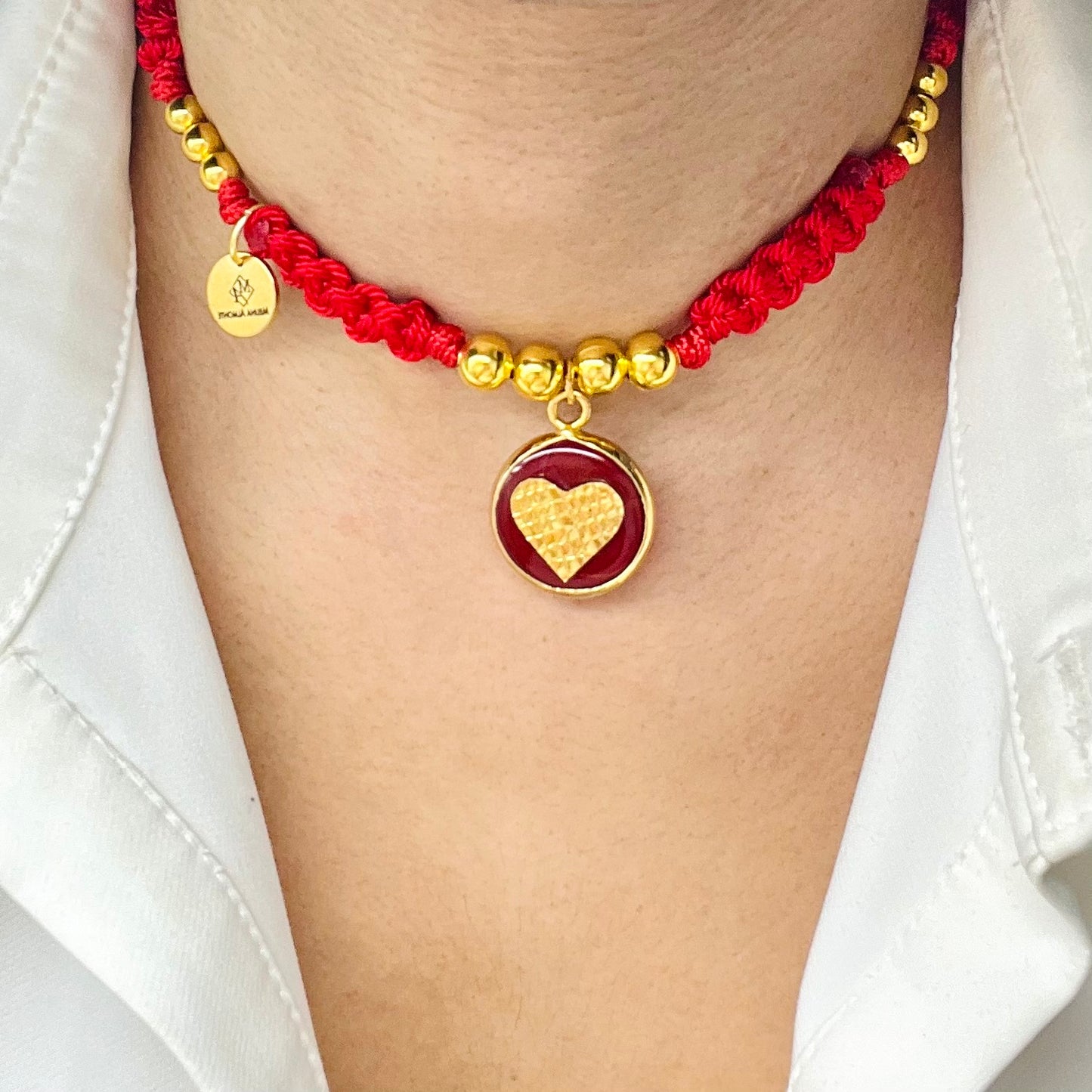 Braided and gold plated beads choker necklace in macrame and gold plated heart charm