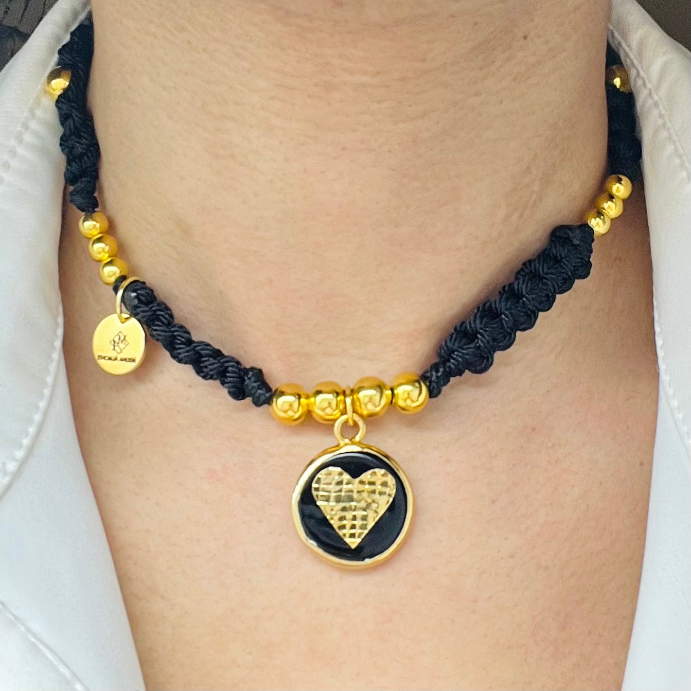 Braided and gold plated beads choker necklace in macrame and gold plated heart charm