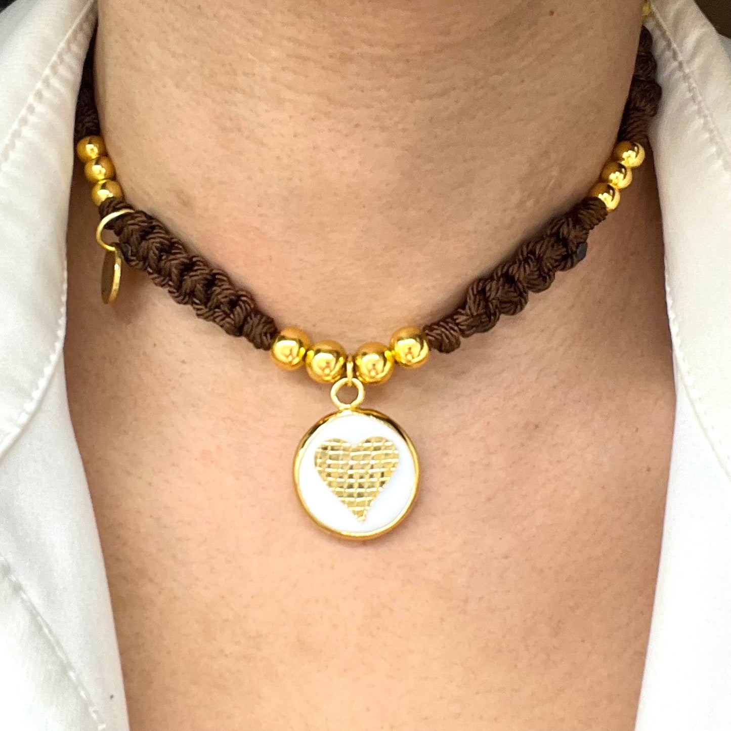 Braided and gold plated beads choker necklace in macrame and gold plated heart charm