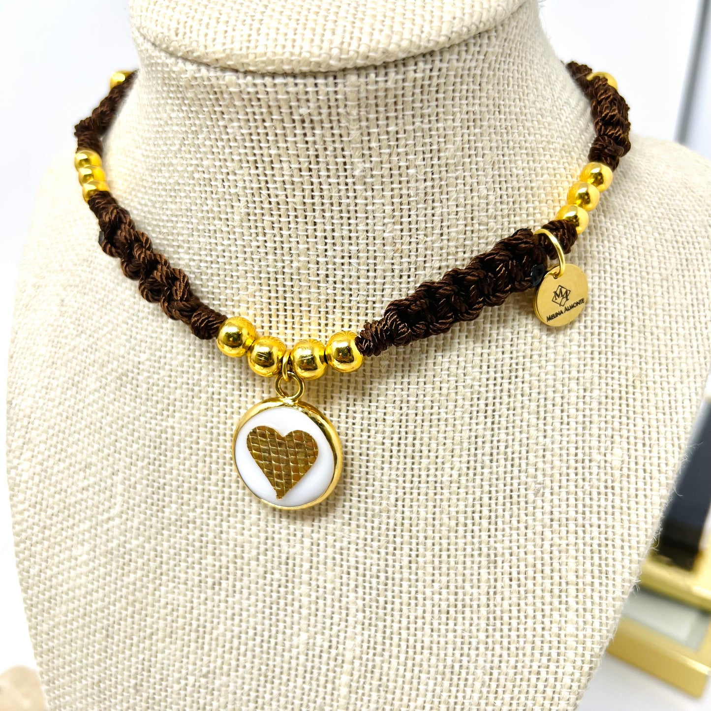 Braided and gold plated beads choker necklace in macrame and gold plated heart charm