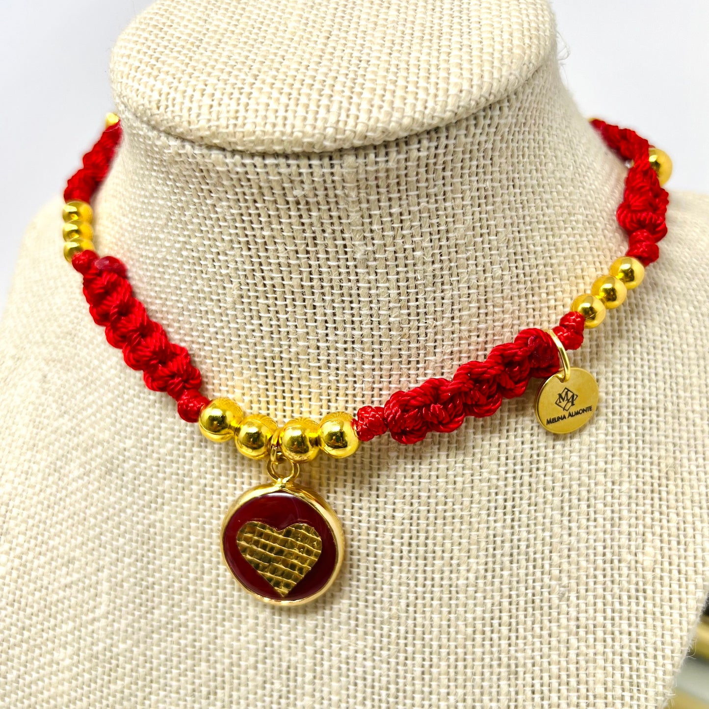 Braided and gold plated beads choker necklace in macrame and gold plated heart charm