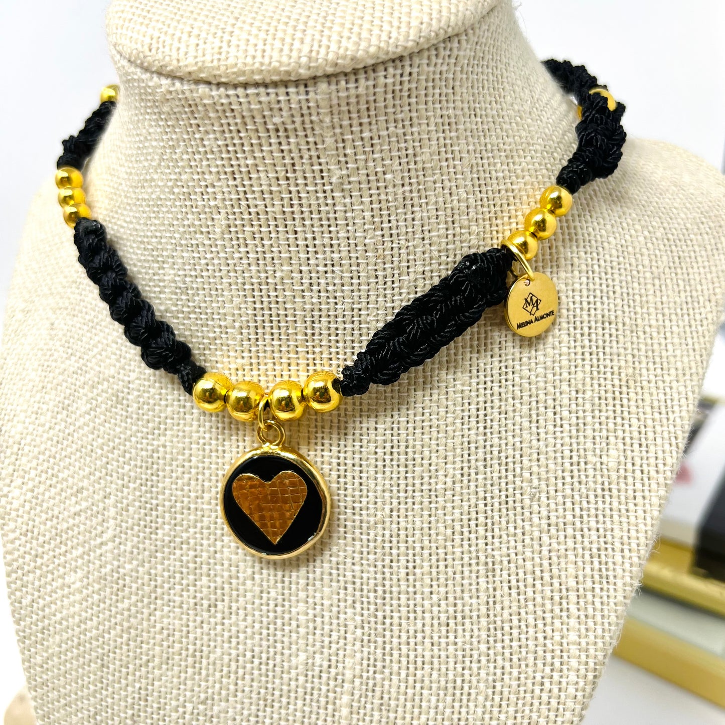 Braided and gold plated beads choker necklace in macrame and gold plated heart charm