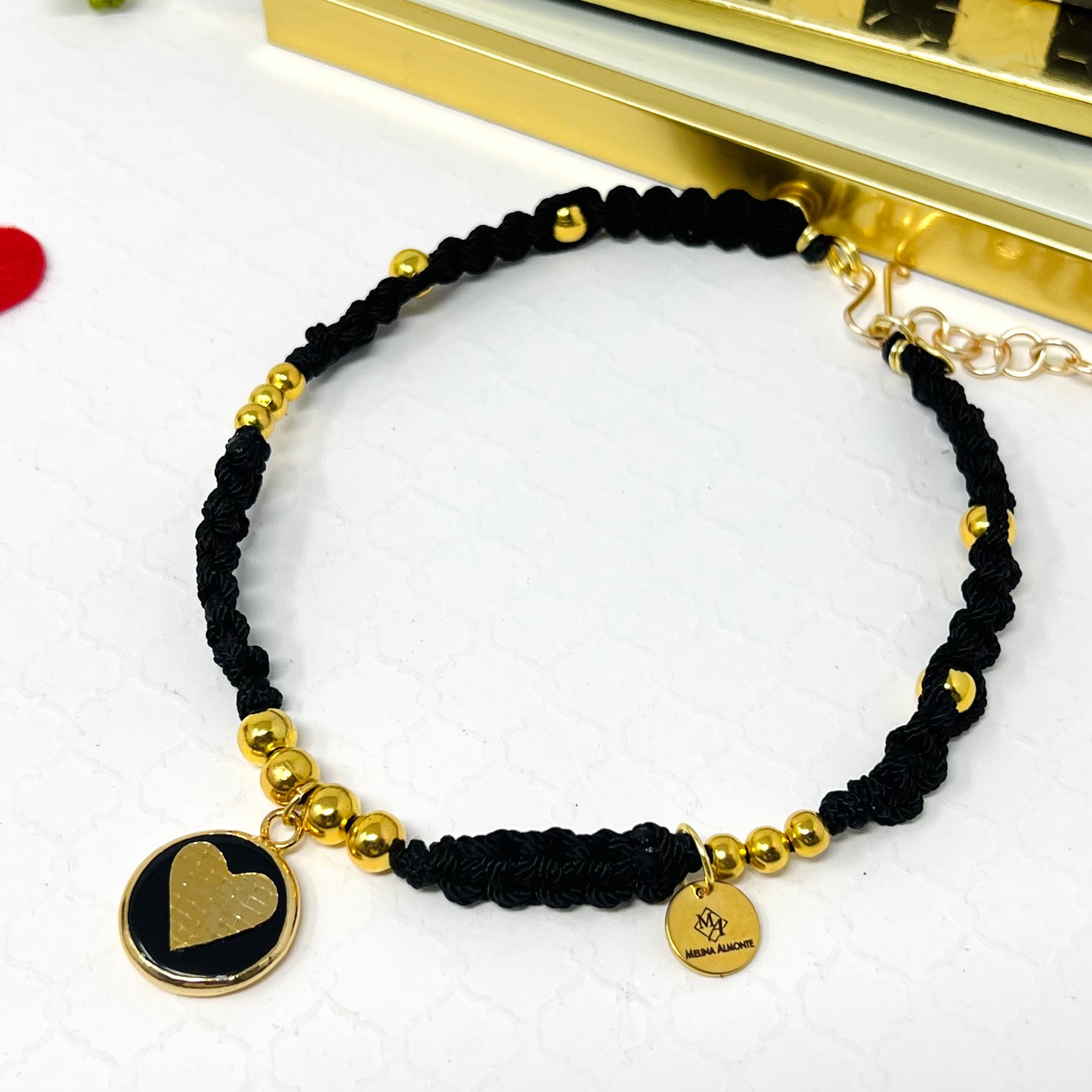 Braided and gold plated beads choker necklace in macrame and gold plated heart charm