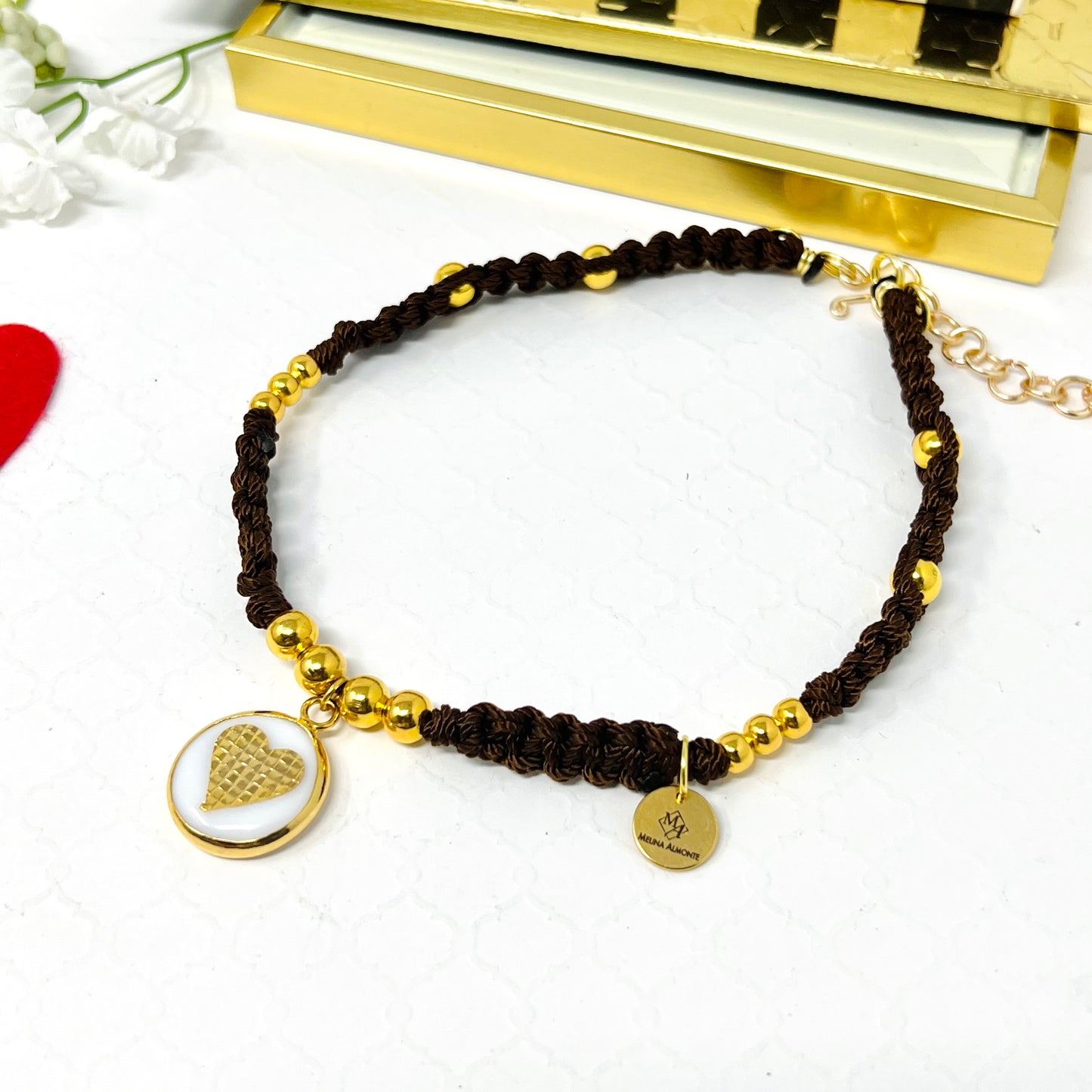 Braided and gold plated beads choker necklace in macrame and gold plated heart charm