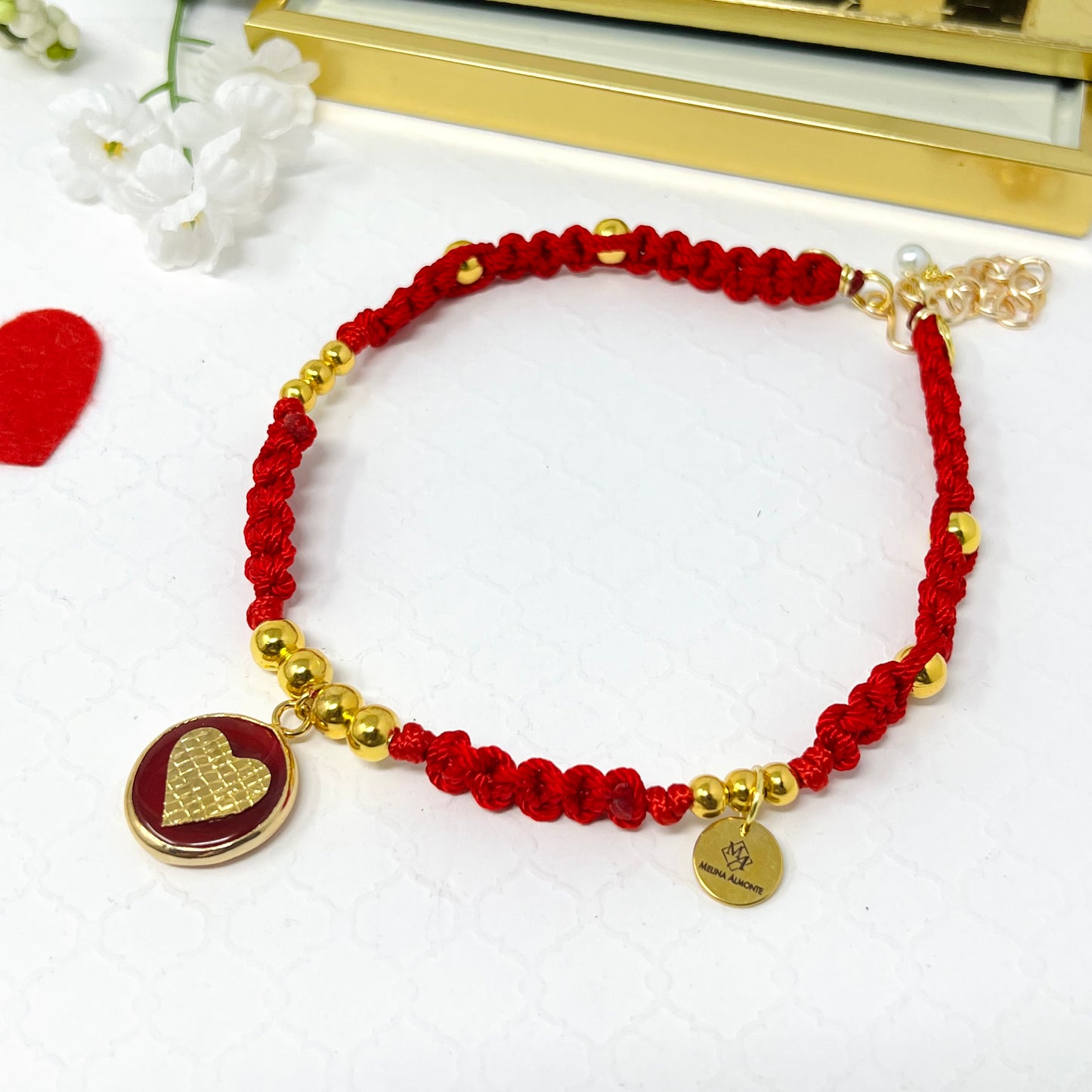 Braided and gold plated beads choker necklace in macrame and gold plated heart charm